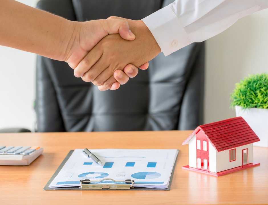 Pośrednik nieruchomości podpisuje umowę z klientem